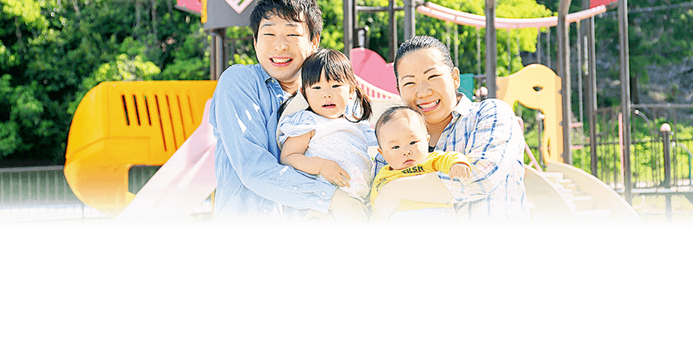 公園で遊ぶ四人家族の写真