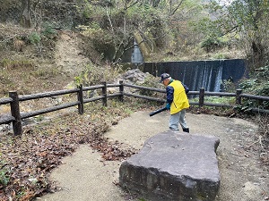ブロアーでの清掃風景