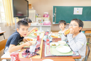 生まれてから義務教育終了までの給食費がすべて無償となっています