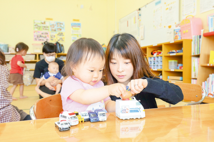 保育園で遊ぶ赤ちゃんとお母さんの写真