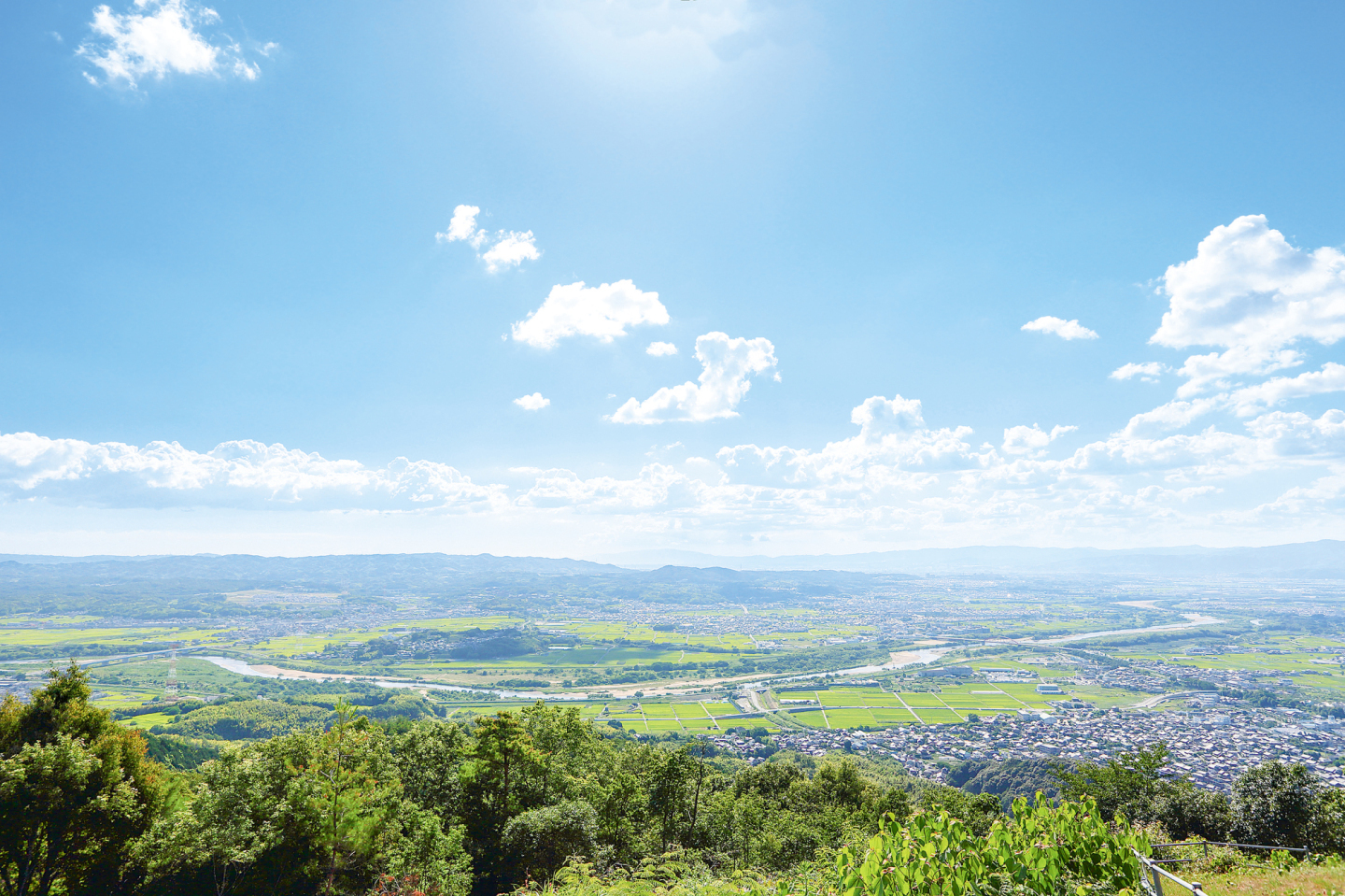 晴れた日の高台から撮影した井手町の美しい風景写真