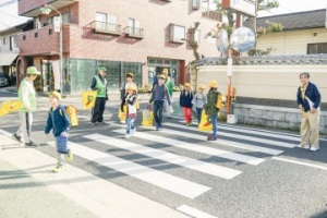 横断歩道を渡る小学一年生の写真